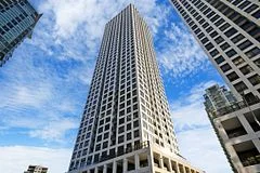 30 Elm Drive W 1706, Mississauga, On L5b 0n6