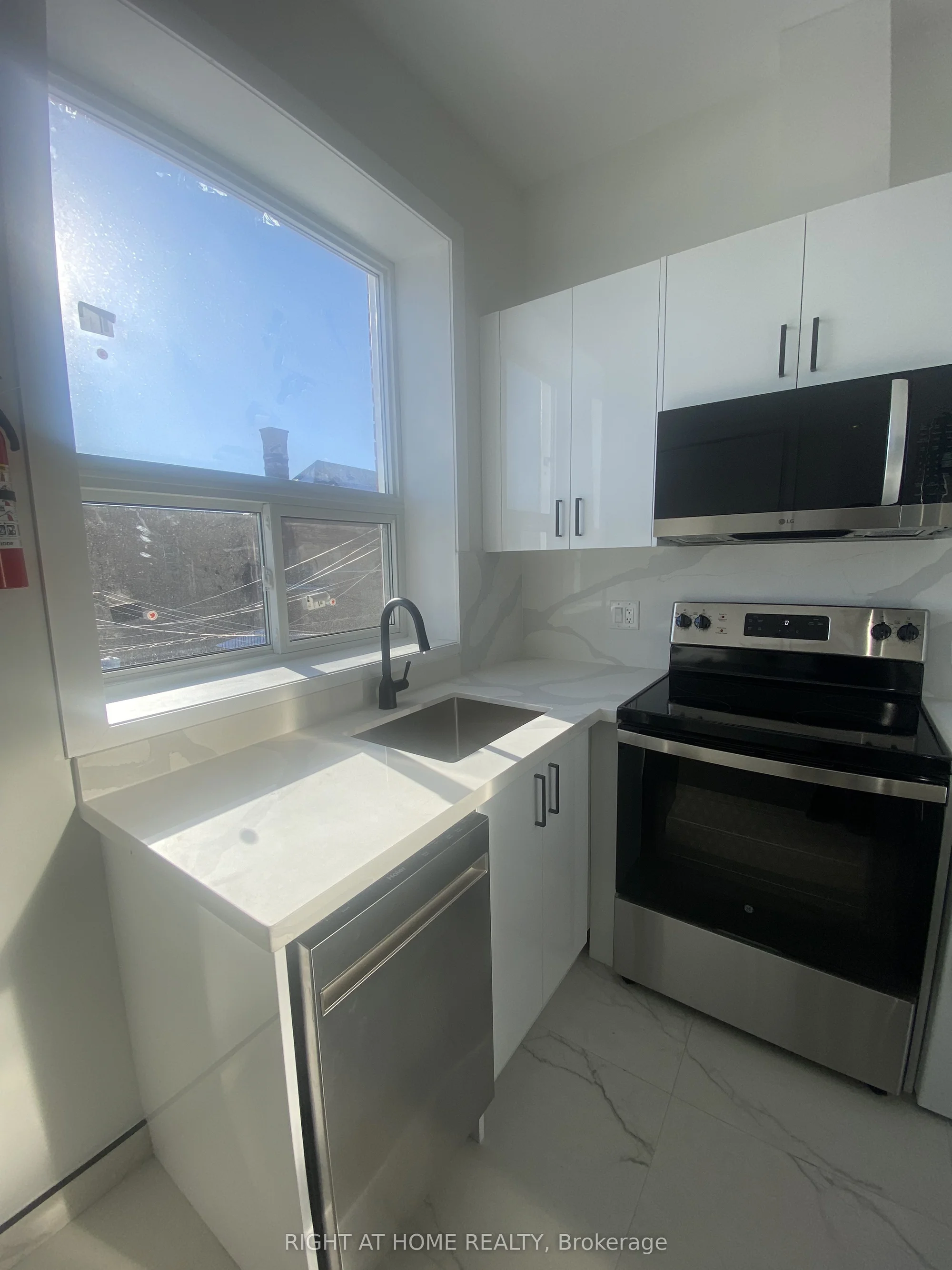 1359 Davenport Road 102, Toronto W02, ON M6H 2H5