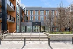 150 Sabina Drive 402, Oakville, ON L6H 0W3