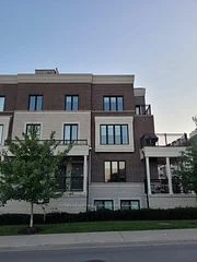70 Eastwood Park Gardens 20, Toronto W06, ON M8W 0B2