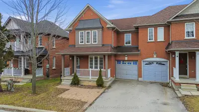 Att/Row/Townhouse in Oakville