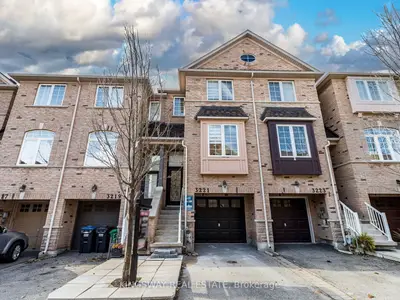 Att/Row/Townhouse in Mississauga