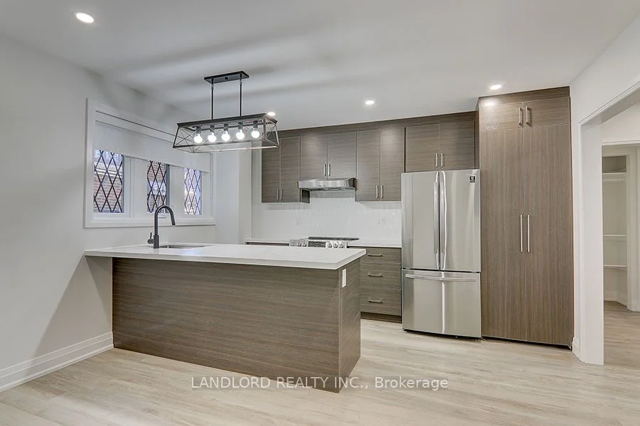 2520 Bloor Street W 18, Toronto W01, ON M6S 1R8