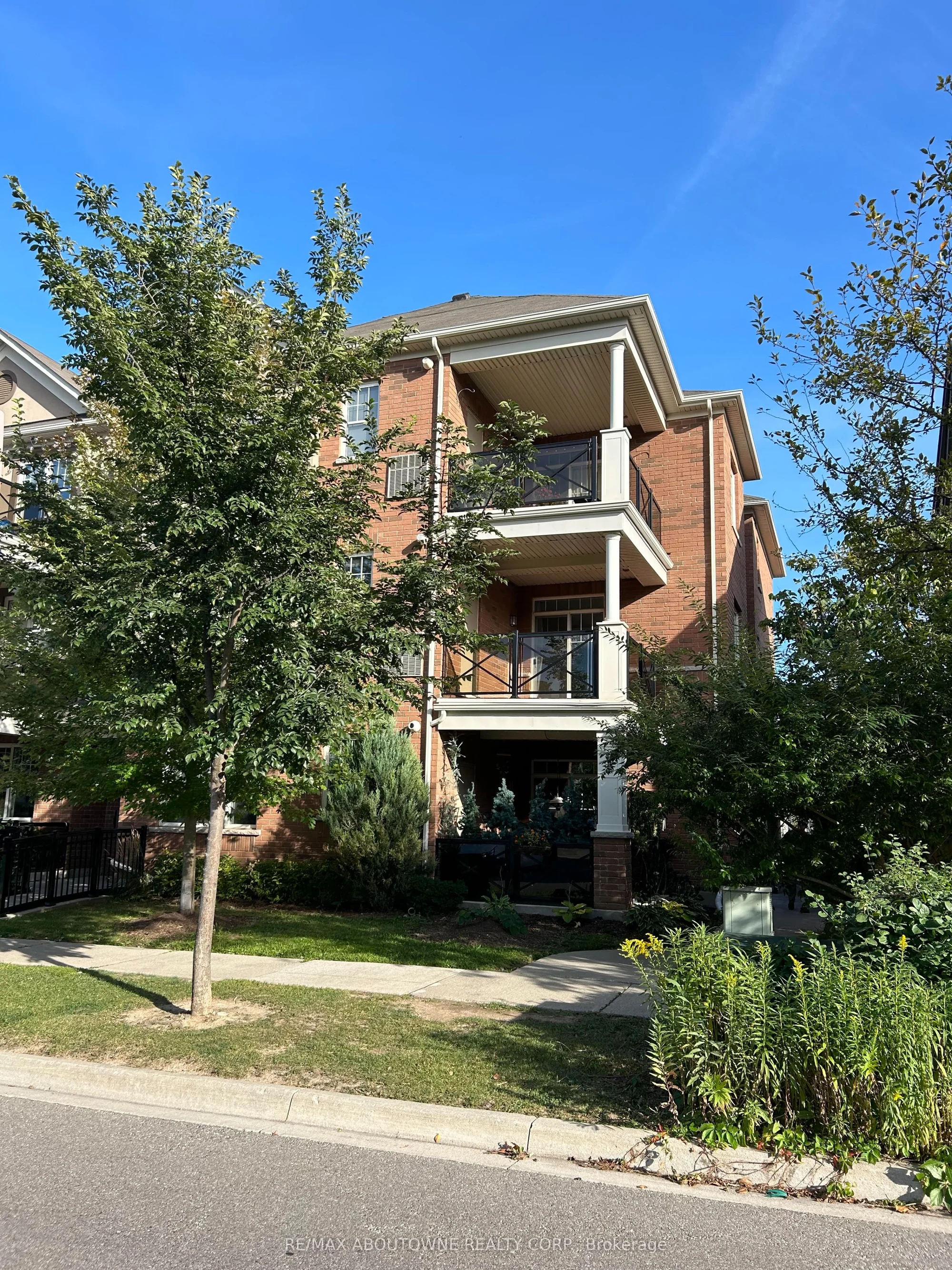272 Georgian Drive 205, Oakville, ON L6H 0K4