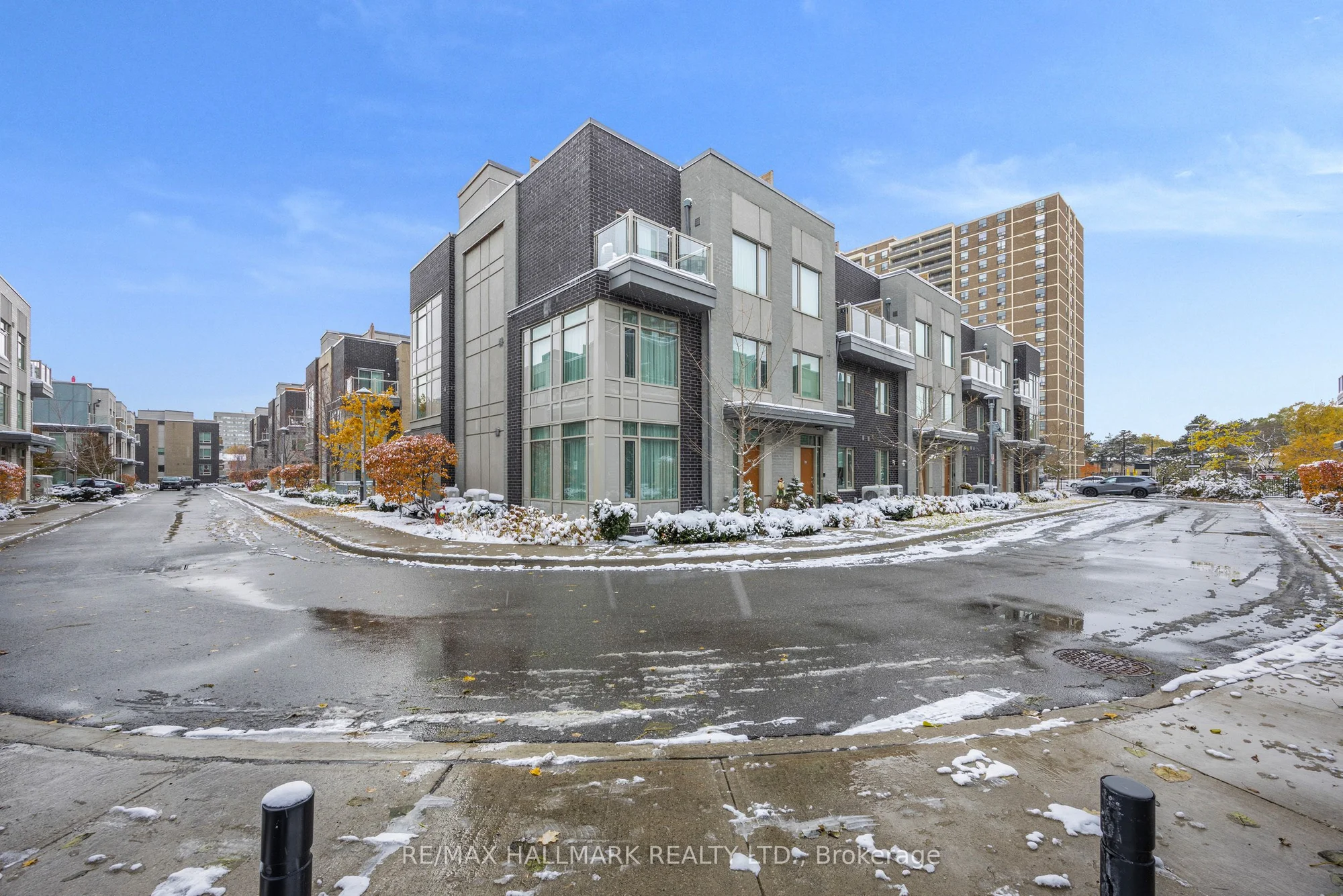 26 Applewood Lane 44, Toronto W08, ON M9C 0C1