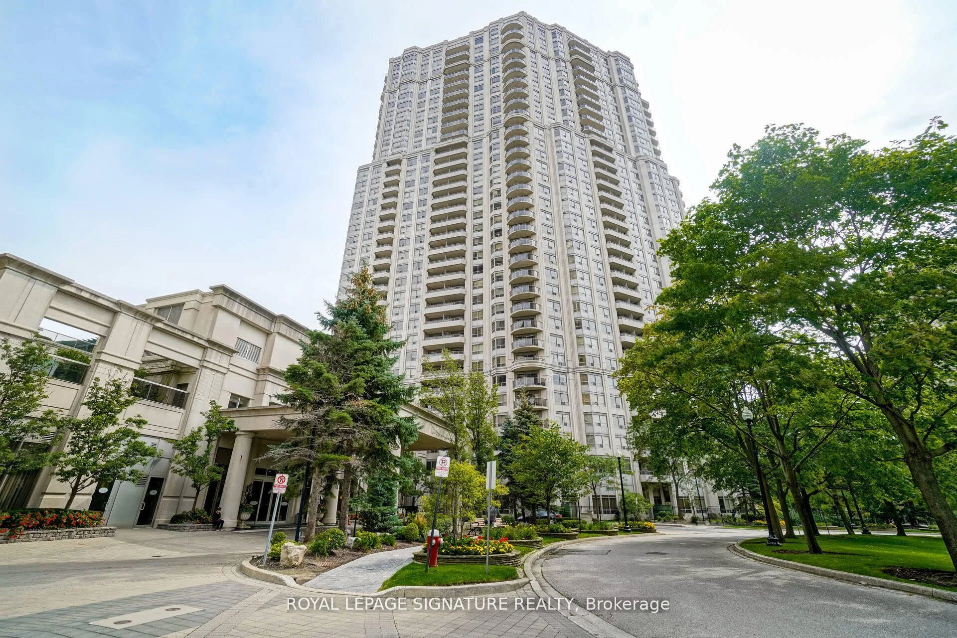 25 Kingsbridge Garden Circle 727, Mississauga, On L5r 4b1