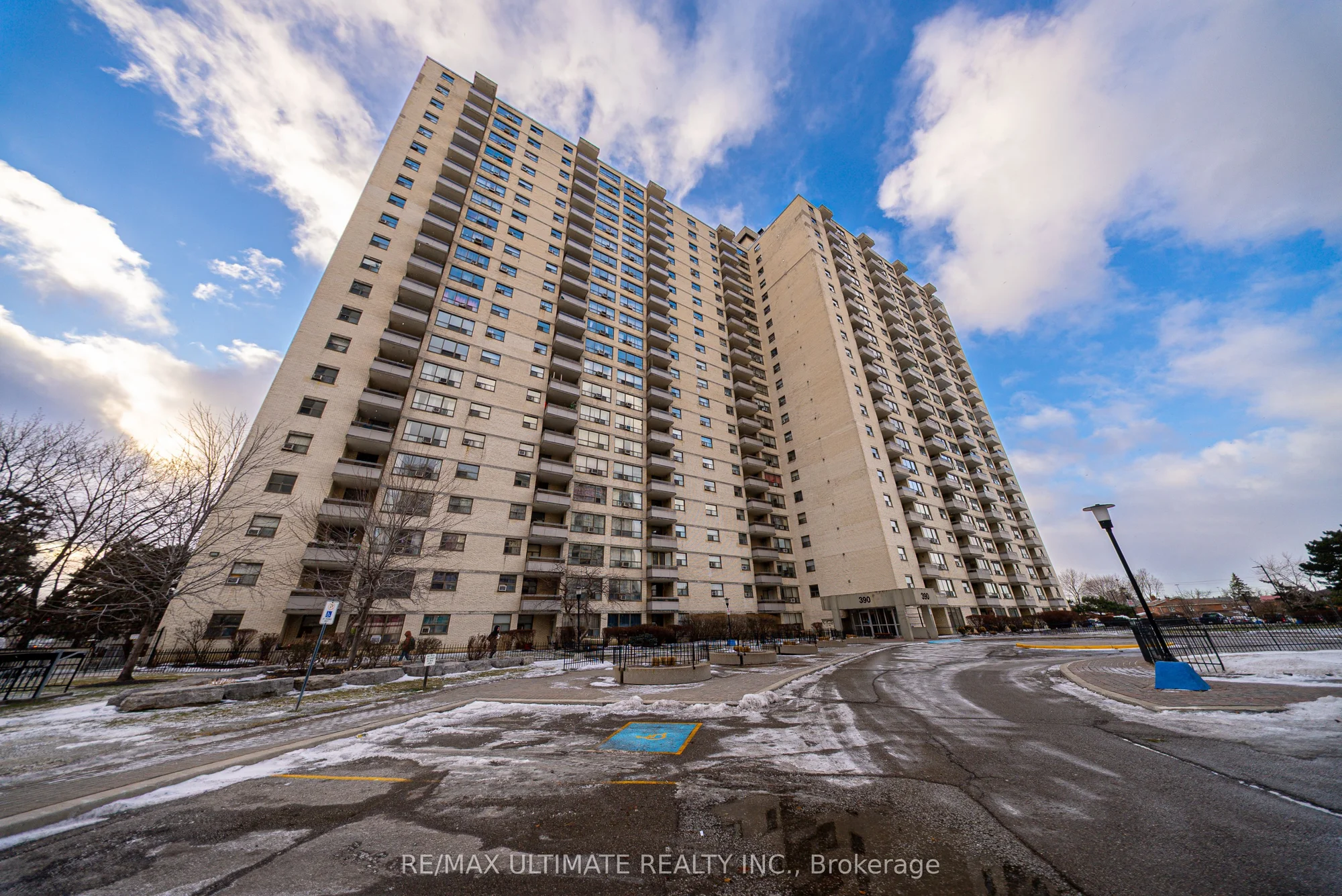390 Dixon Road 909, Toronto W09, On M9r 1t4
