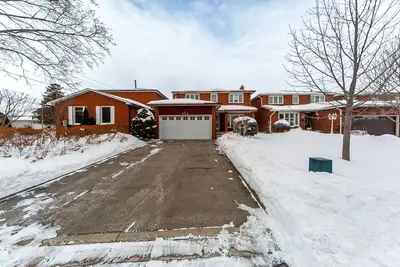 716 Bookham Crescent, Mississauga, ON L4Z 1T9