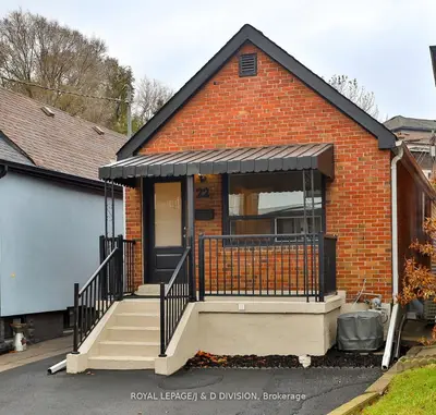 22 Holmesdale Road, Toronto W03, ON M6E 1Y1