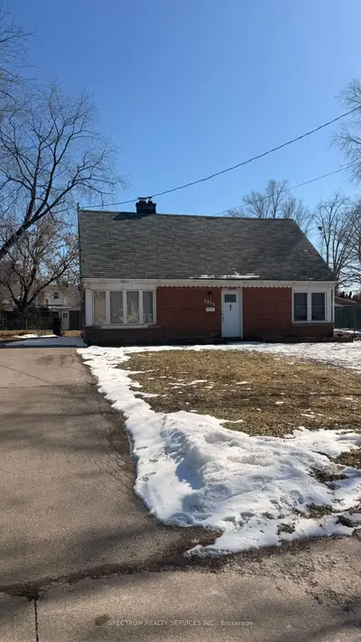 2052 Churchill Avenue, Burlington, ON L7R 3T7