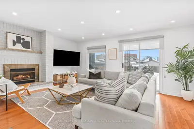 15a Schell Avenue, Toronto W04, On M6e 2s7