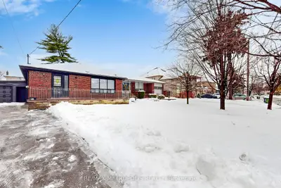 20 Knox Avenue, Toronto W05, On M9l 2m3