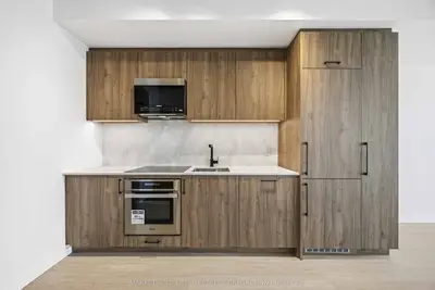 689 The Queensway 310, Toronto W07, ON M8Y 1L1