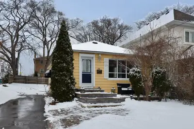 71 Mississauga Road N, Mississauga, ON L5H 2H9