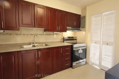 1050 Stainton Drive 233, Mississauga, ON L5C 2T7