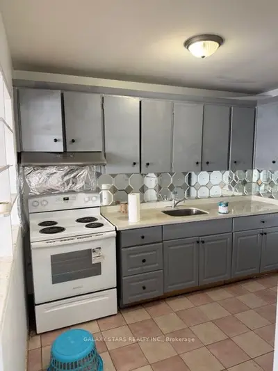 2527 Finch Avenue W, Toronto W05, ON M9M 2G1