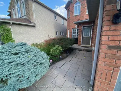 7153 Waldorf Way, Mississauga, On L5n 7r3