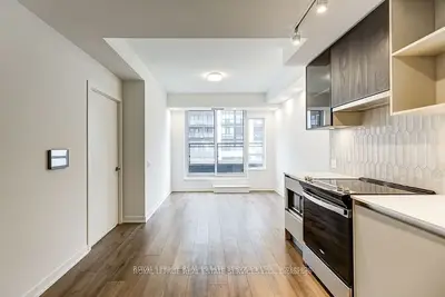 395 Dundas Street W 324, Oakville, On L8m 4m2