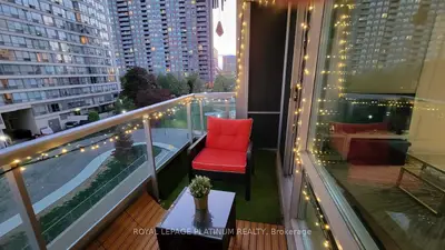 33 Elm Drive W 405, Mississauga, ON L5B 4M2