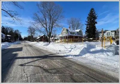 52 Forest Avenue, Mississauga, On L5g 1l2