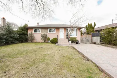 34 Paragon Road, Toronto W09, ON M9R 1J8