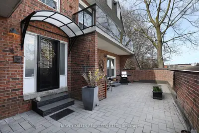 18 La Rose Avenue TH16, Toronto W09, ON M9P 1A5