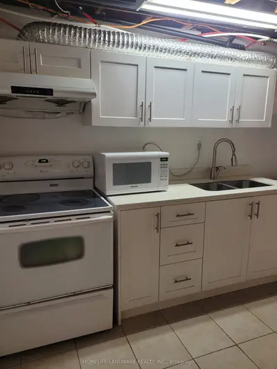 3249 Oakglade Crescent Lower, Mississauga, On L5c 1x4