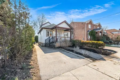 35 Waniska Avenue, Toronto W07, ON M8Y 1R1