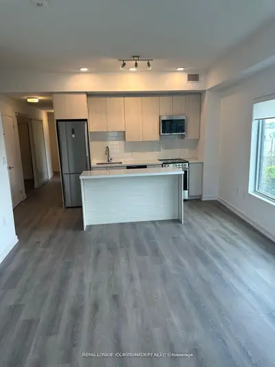 2433 Dufferin Street 313, Toronto W04, ON M6E 3T3