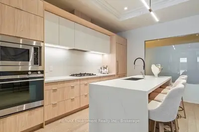 123 Maurice Drive 105, Oakville, On L6k 2w6