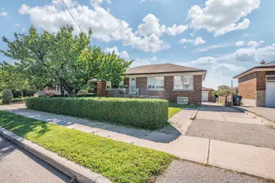 12 Erie Street Main, Toronto W04, On M6l 2p7