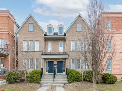 13 Herzberg Gardens Upper, Toronto W05, ON M3J 3P5
