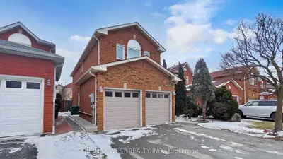 1042 Windsor Hill Boulevard, Mississauga, ON L5V 1P4