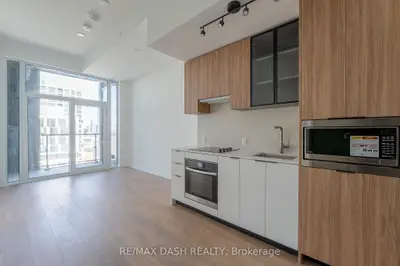 1037 THE QUEENSWAY Avenue 1011, Toronto W08, ON M8Z 0H5