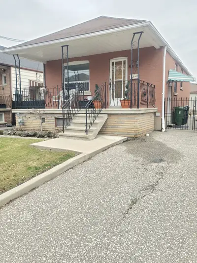 881 St.Clarens Avenue, Toronto W02, ON M6H 3X5
