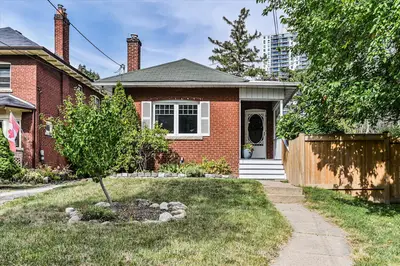 11 King Street Crescent, Toronto W04, On M9n 1k7
