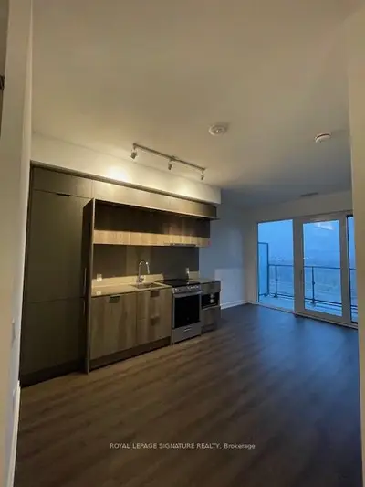 448 Burnhamthorpe Road W 518, Mississauga, ON L5B 2C4