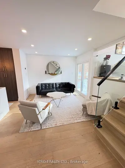 852 Thistle Down Court, Mississauga, ON L5C 3K6