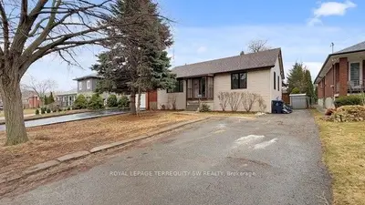 19 Hawthorne Road Main, Toronto W09, ON M9R 1N9