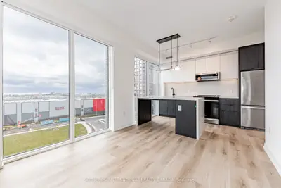 5 York Garden Way 808, Toronto W04, On M6a 2v1