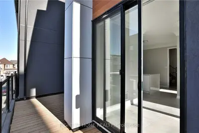 92 Huguenot Road #7, Oakville, ON L6H 0M3