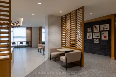 2495 Eglinton Avenue W 506, Mississauga, On L5m 2t2