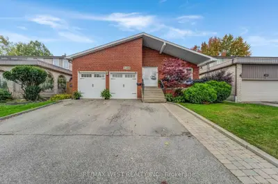 2388 Carlanne Place, Mississauga, On L5c 3c8