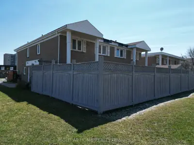 270 Town House Crescent, Brampton, On L6w 3c7