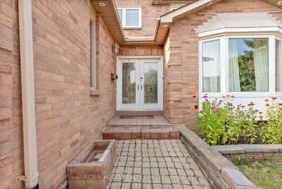 22 Strangway Court, Brampton, On L6z 4l4
