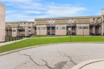2095 Roche Court 235, Mississauga, On L5k 2c8