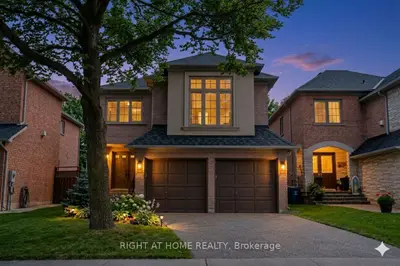 215 Queenslea Avenue, Toronto W04, On M9n 3x5