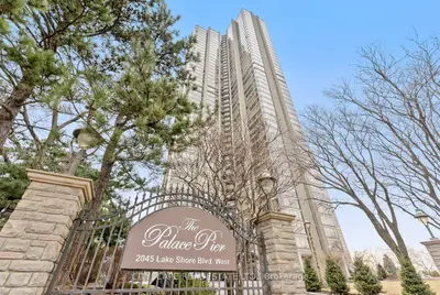 2045 Lake Shore Boulevard W 202, Toronto W06, On M8v 2z6
