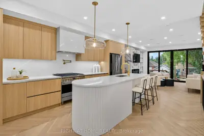 15a Rosemeade Avenue, Toronto W07, On M8y 3a2