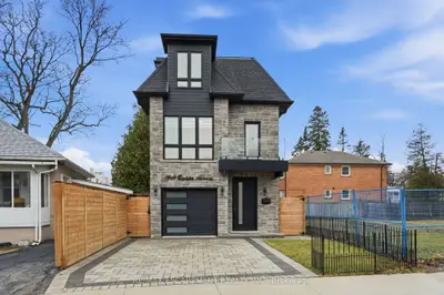 10a Benson Avenue, Mississauga, On L5h 2p2